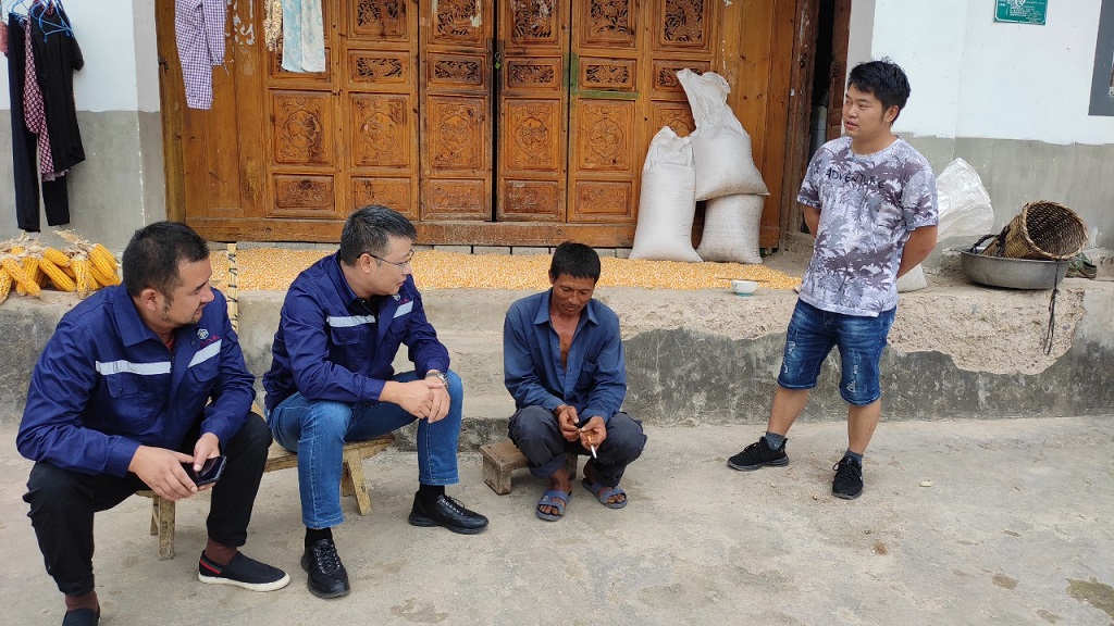 肖书记一行与营盘镇镇长和丽全,驻村工作大队长熊长